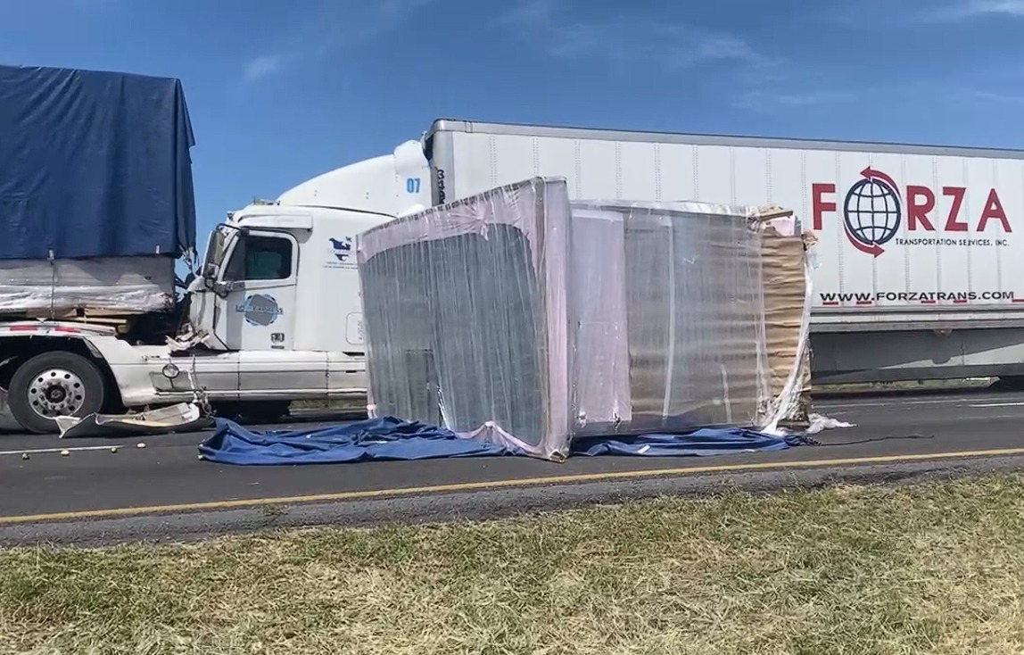 NotSanLuisP's tweet photo. #NoticiasSLP | Choque entre tráiler y plataforma de carga en carretera 57, casi llegando al entronque a Villa de Reyes. Parte de la mercancía quedó sobre el rodamiento y ha generado tráfico en la zona. 
📸⤵️ https://t.co/LZuva2KbZ6