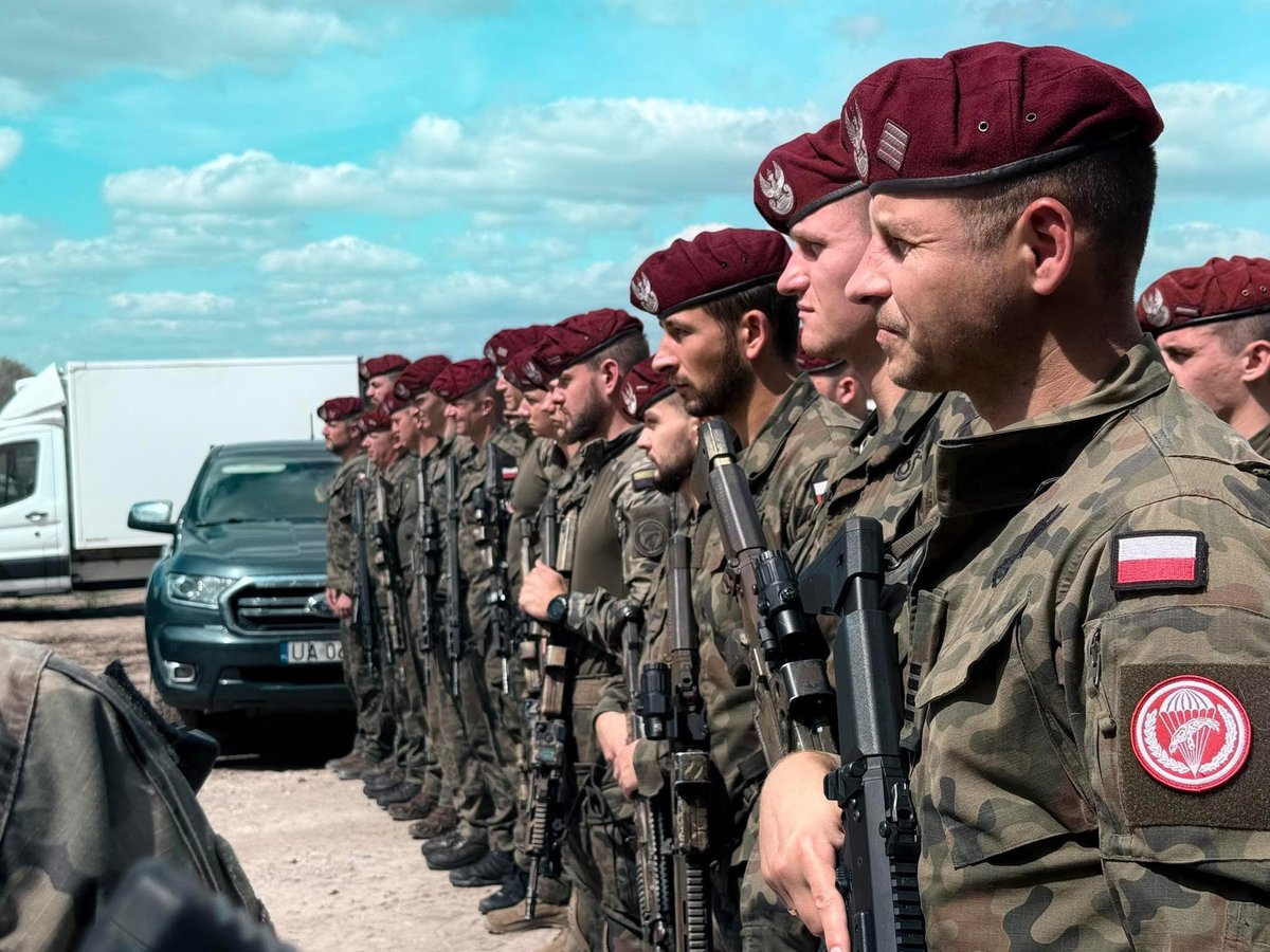 ◾️Dnia 30.07.2025 r. o godzinie 10:00 na terenie Ośrodka Ćwiczeń Zielona odbyło się uroczyste przekazanie dowodzenia między dowódcami II oraz III zmiany Zgrupowania Zadaniowego Podlasie.
Więcej 👉 facebook.com/share/p/1YVSYR…