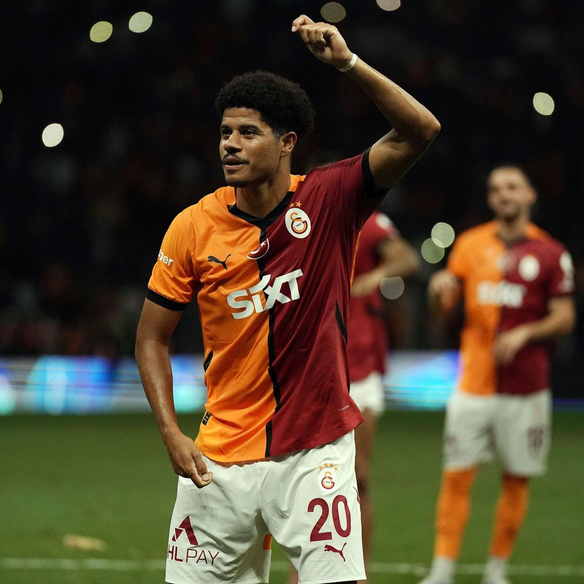 Ahrazsaraylılar bu adama biat ediceksiniz.