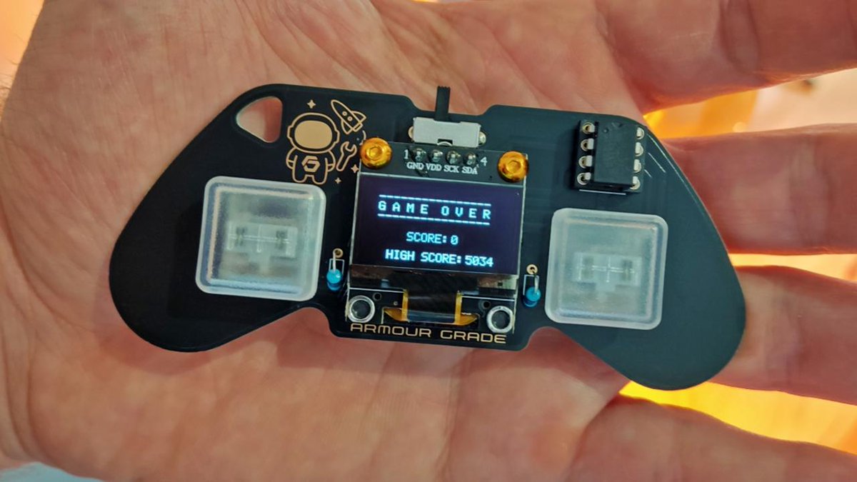 MicrochipMakes's tweet photo. Armour Grade's Cosmo GC-01 is a palm-sized, ATtiny85-powered gaming device for your keychain: https://t.co/JeehRerpwN https://t.co/EXJaidaexl