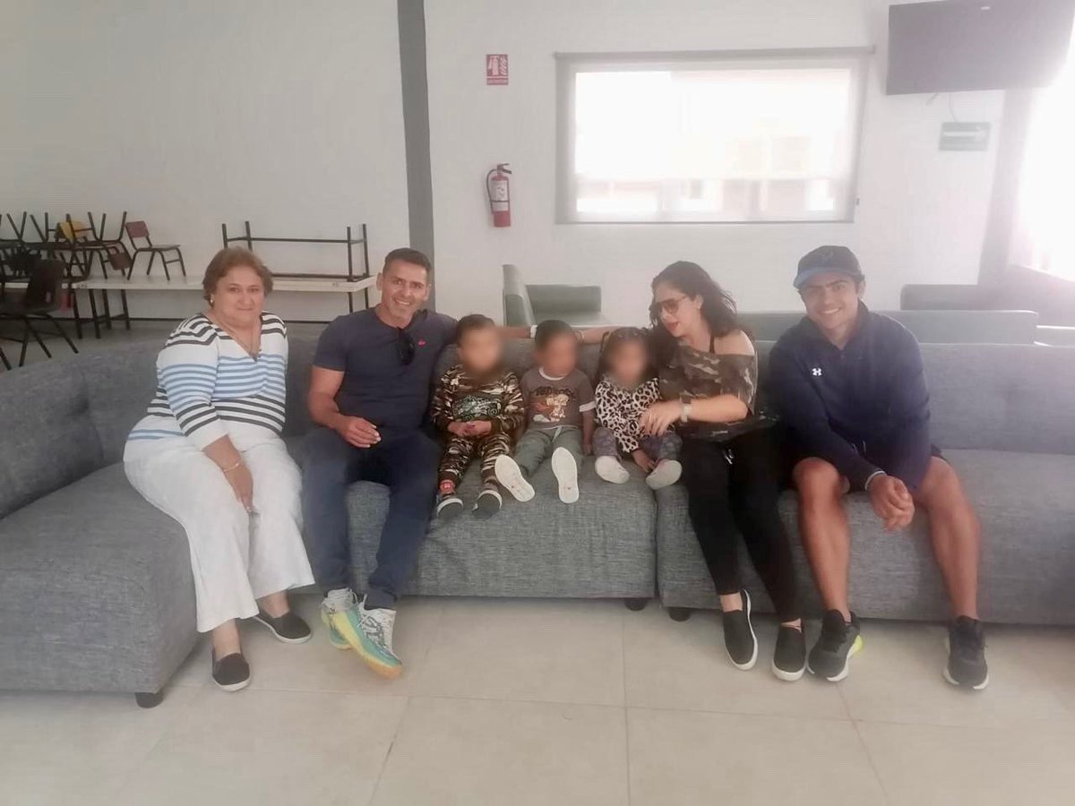 El Sistema #DIFH,encabezado por Edda Vite, presidenta del Patronato, agradece a la familia Vargas Guerrero de Grupo Mueblero Pemich por su donativo de dos colchones y la reparación de la sala de Casa Cuna. 🛋️💗👧🏻