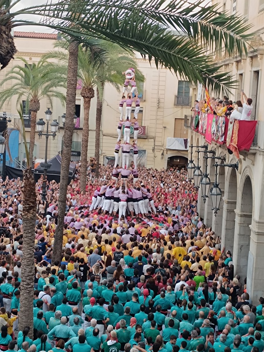 La @jovedetarragona s'apunta el 4de9f, el quart de l'any i el número 100 descarregat de la seva història!
#castells #castellers