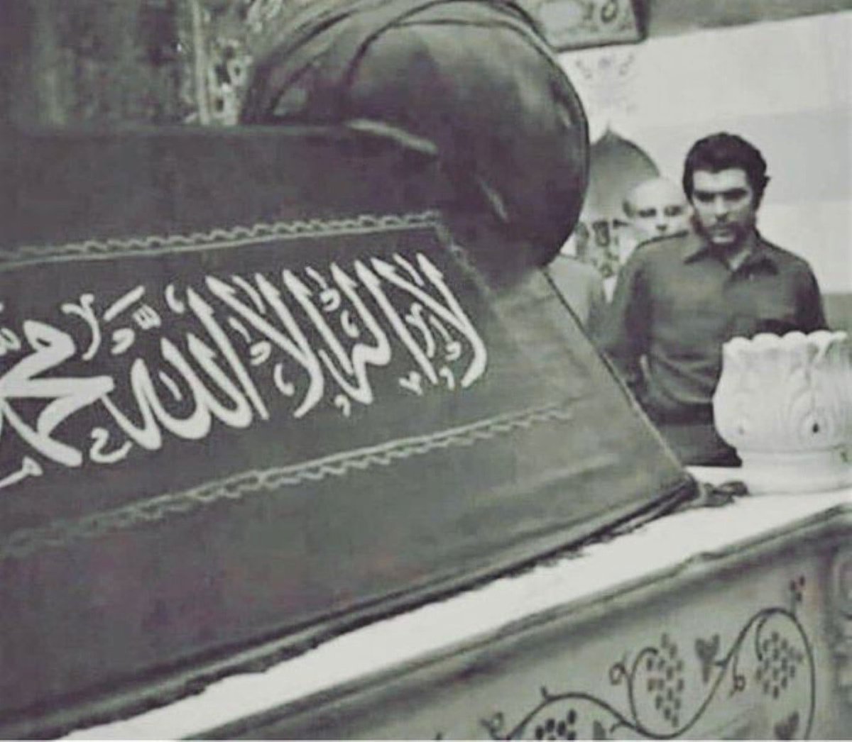 Che Guevara, Kürt lider Selahaddin
Eyyubi'nin mezarını ziyaret ediyor, 1959 

#GazzeSelahaddiniBekliyor ⚔️
🪧 Suriye-Şam 🇸🇾