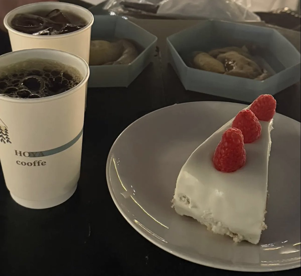 و نُساير الدُّنيا

ب كوب قهوه ☕️
ونشوةَ / تجاهُل ♥️

#قهوة_المساء
#بوح_الخاطر