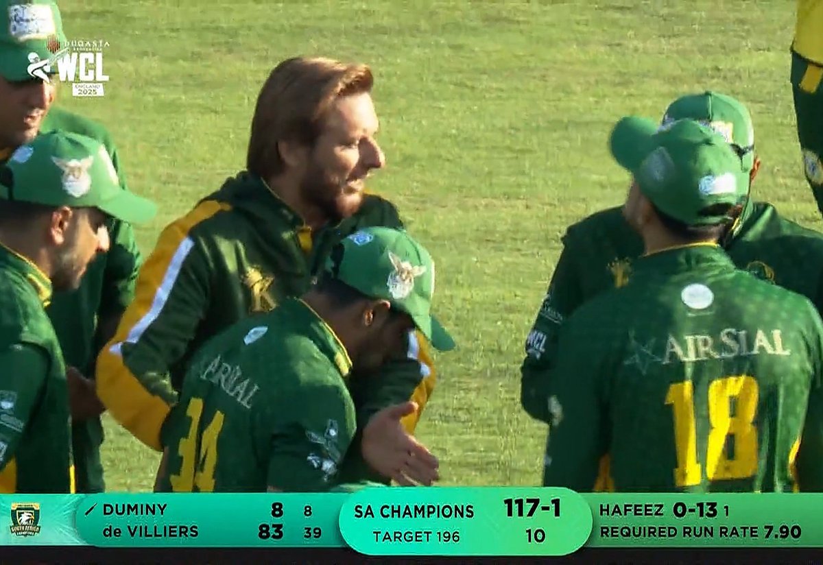 South Africa 🇿🇦 were 117/1 in 10 overs and then Shahid Afridi came on-field to give some tips to Pakistan Champions 🧐

After this, Ab De Villiers and JP Duminy scored 50 Runs in just 3 overs 😨