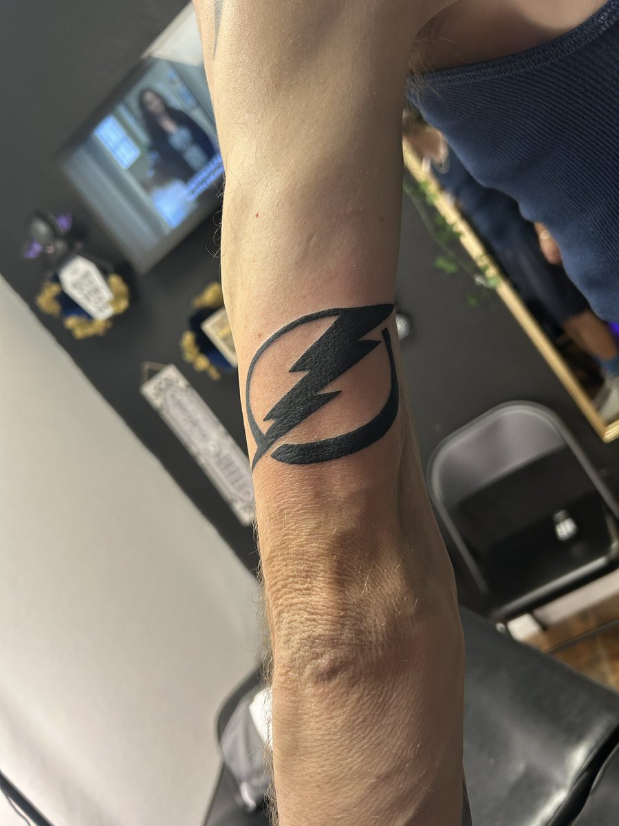 itsmburton's tweet image. Hey y’all hockey seasons fixing to start up. Fresh season and some fresh ink Let’s go Bolts 💪🏼 ⚡️ #GoBolts #bethethunder