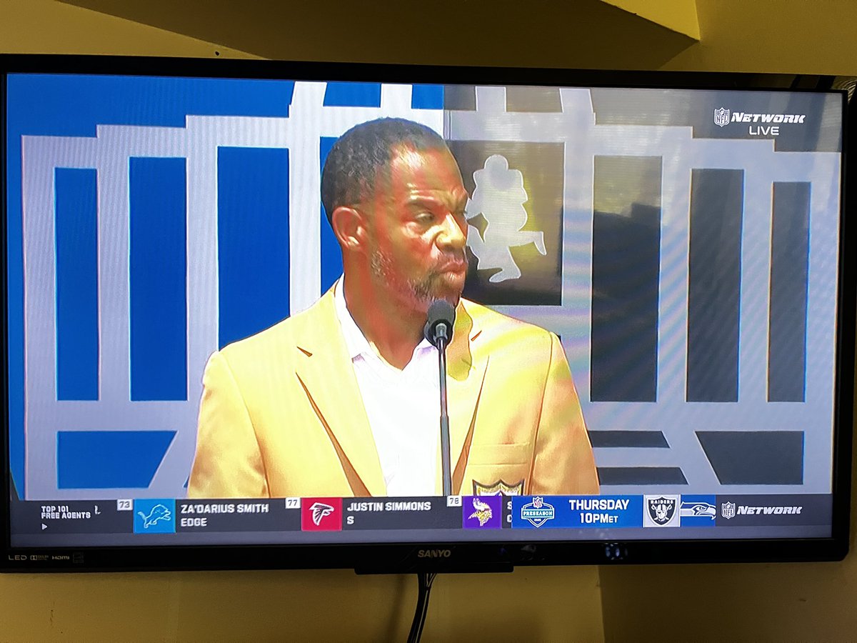 coach_markus06's tweet photo. Me and this dude wore Kelly green at the same time! Proud of you EA and congrats. Well deserved!
#EricAllenHOF https://t.co/kDI55euBxd