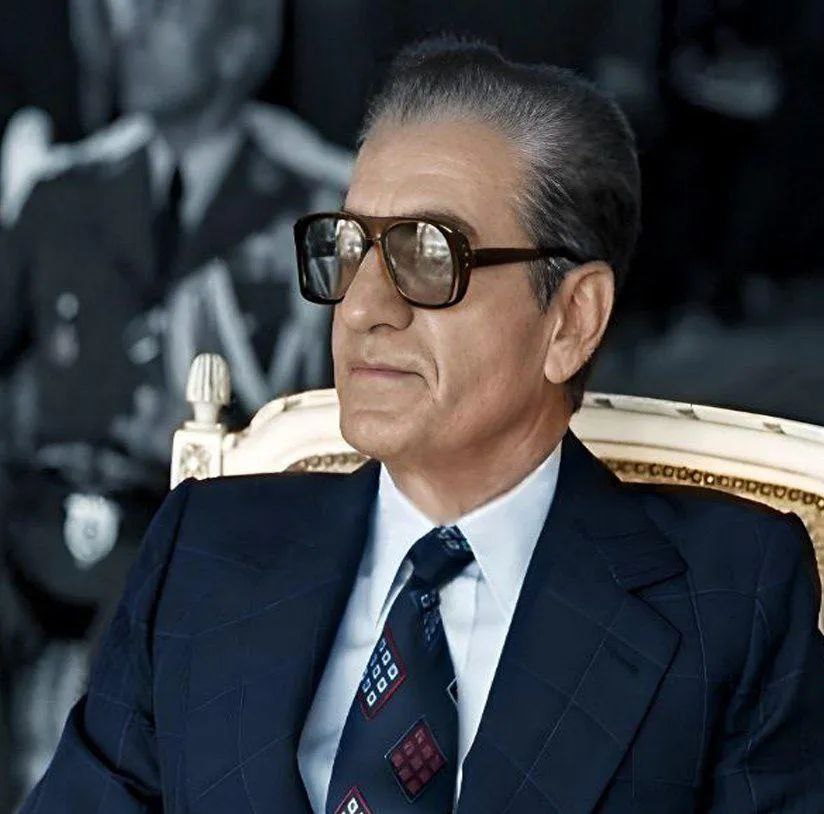 <a href="/mohamedforadi/">محمد</a> #جاويدشاه‌ 
پاینده ایران پادشاهی 
👑🫡