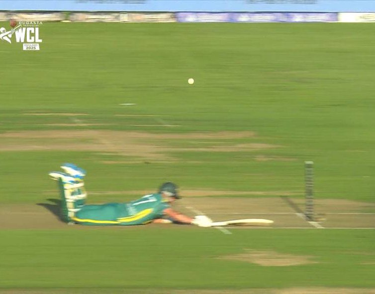 Ab de Villiers diving for country in finals. Not everyone can do this😭