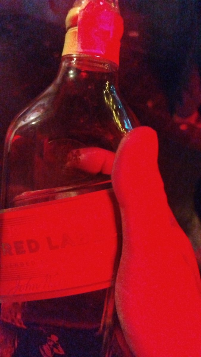 biasakan selesaikan harimu dengan whisky. ..