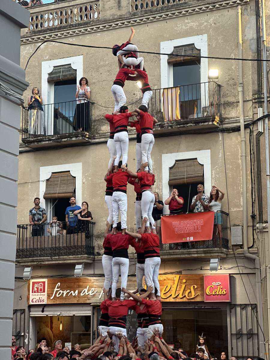 27 anys consecutius sent colla 8! Primera ronda, primer 4d8 de la temporada descarregat!! ♥️

#ADNperlahistòria #SentimMàrtirsStreet #castells