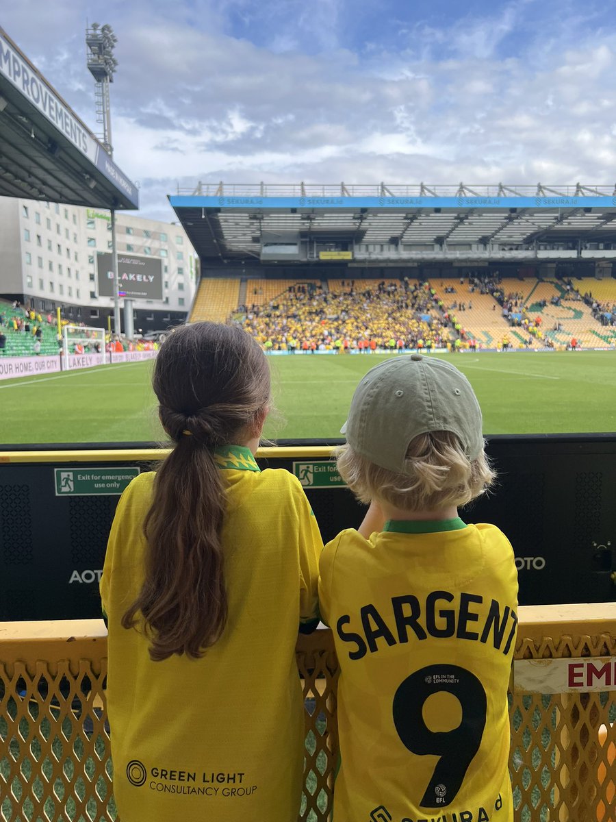 Thank you so much for the shirt <a href="/ChrisReevo/">Chris Reeve</a> She is so chuffed! 💚💛