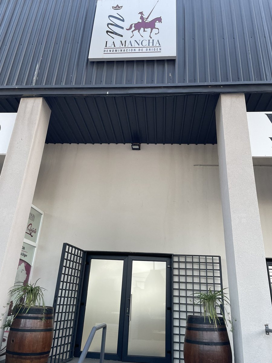 Todo preparado para la #nochedelpatrimonio2025 de Alcázar de San Juan.
Ven a descubrir los Vinos #DOLaMancha al Edificio Vinos del Quijote… 
#winelover #ESAlcázar #lamanchawines