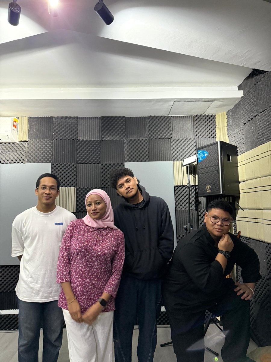 Toqgaf's tweet photo. Dim light at hooha studio https://t.co/TsNDX1jA3I