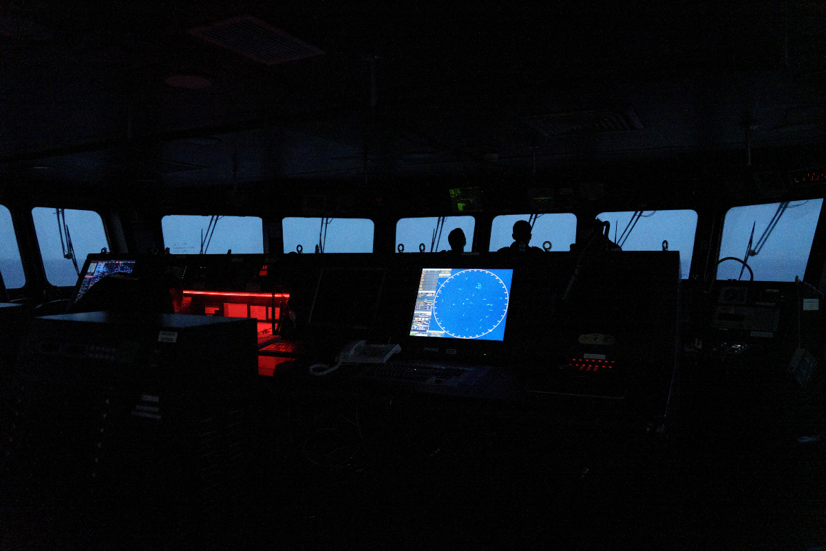La luz de policía es la mínima luz imprescindible para trabajar por la noche en nuestros buques. Mientras descansas, seguimos navegando al servicio de España. #BuenasNoches.
#SomosLaArmada🇪🇸⚓
