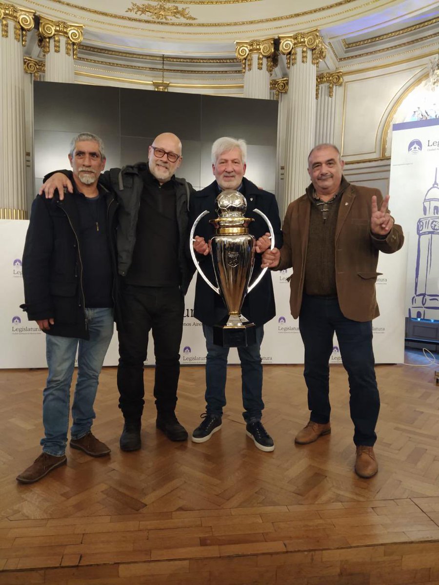 En el Salón Dorado de la <a href="/LegisCABA/">Legislatura CABA</a> participamos junto a Maia Daer (<a href="/MaiaDaer/">Maia Daer</a>), Alejandro Grillo (<a href="/lejandrogrillo/">Alejandro Grillo</a> ) y las autoridades del Club Atlético Platense (<a href="/caplatense/">Club Atlético Platense</a>) del reconocimiento por la obtención de su primer campeonato de Primera División del Fútbol Argentino.