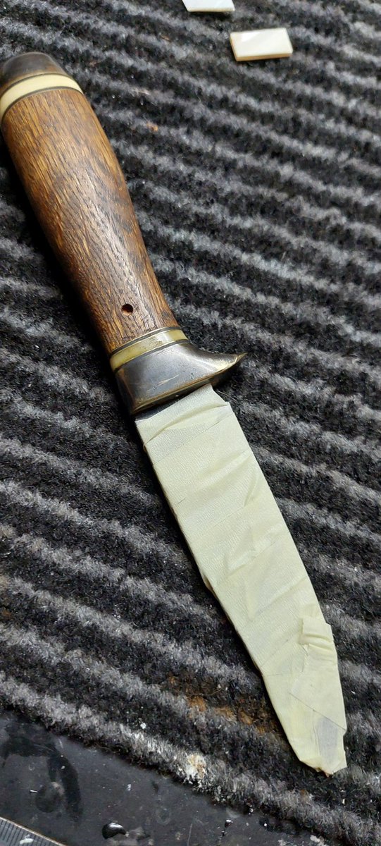 LevitationForge's tweet photo. Something shiney for tonight. An old utility knife I made a while ago. I messed up the handle repairing the sheath, so I fixed it with mother of pearl an abalone shell, just to be a wee bit more shiney, no?
O1 blade, naval brass guard and pommel, bone and brass spacers, fancy pin https://t.co/bT0HkdZOYZ