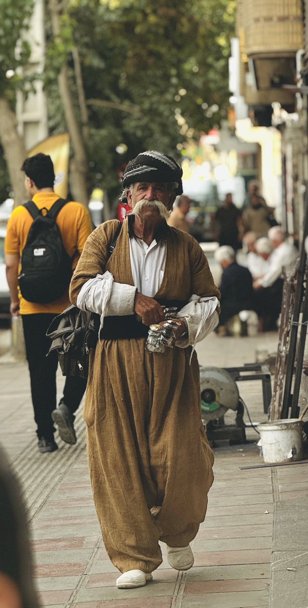 ئیمرۆ بەرق نەو لەبەر باشگاە دانیشتووم چاوم کەفت بەم  پیڕە پیاوە ئازیزە بە دزیۆ عەکسێکەم ڵێ گرت  جا ووتەم ئاحاجی بە دزیۆ عەکسێکەم ڵێت گرت
توورە بوو ووتی غەڵەتۆ کرد😡
جا نیشانیەم دا وووتی ئا جوانە جوانە دەسۆ خۆش بێت🤣🤣🤣