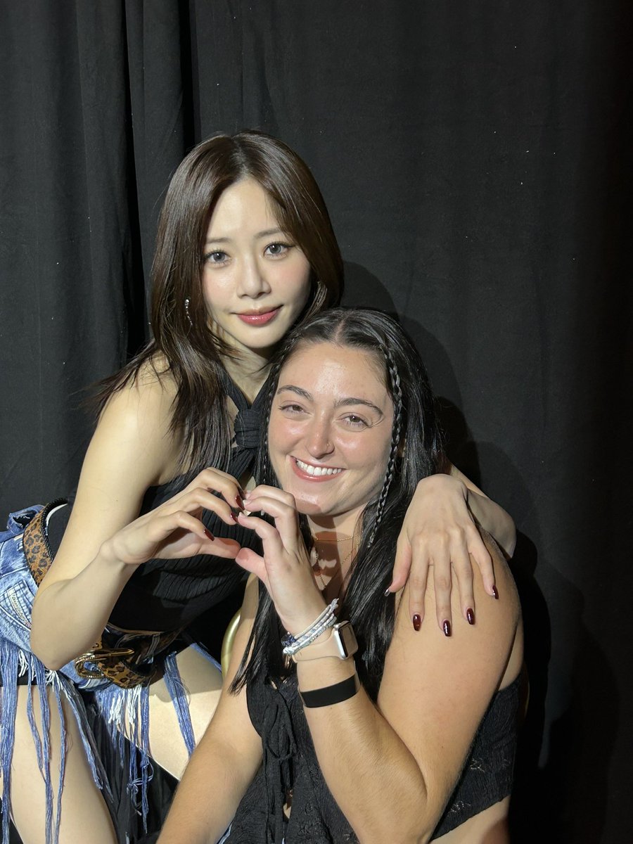 wendys_ky's tweet image. So I got called up on stage and SUA and I became besties. When I went back for Snap Pic, Bora jumped and said “oh my girl!!!” And hugged me like I was a best friend she was reuniting with after a long time 🥹😍🫶🏼 @hf_dreamcatcher 

#UAUinAtlanta