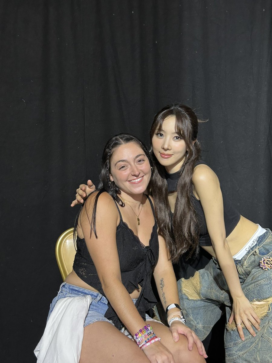 wendys_ky's tweet image. So I got called up on stage and SUA and I became besties. When I went back for Snap Pic, Bora jumped and said “oh my girl!!!” And hugged me like I was a best friend she was reuniting with after a long time 🥹😍🫶🏼 @hf_dreamcatcher 

#UAUinAtlanta