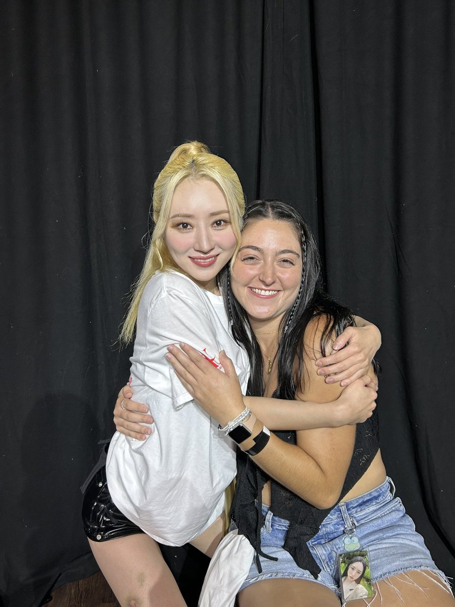wendys_ky's tweet image. So I got called up on stage and SUA and I became besties. When I went back for Snap Pic, Bora jumped and said “oh my girl!!!” And hugged me like I was a best friend she was reuniting with after a long time 🥹😍🫶🏼 @hf_dreamcatcher 

#UAUinAtlanta