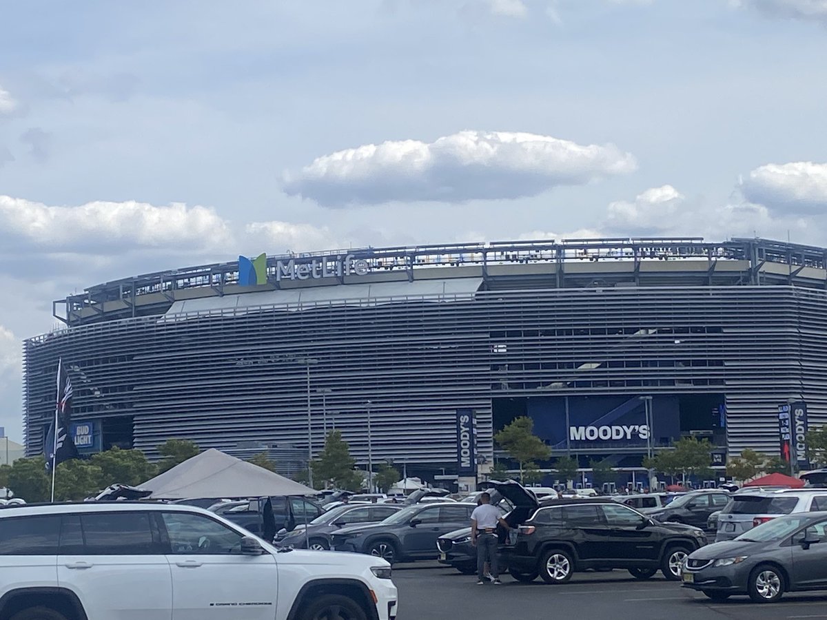 yomamahouce's tweet image. Tailgating Night 1