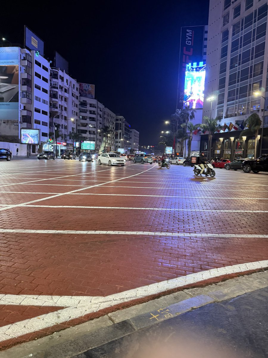 حليت عيني وسط مدينة كبيرة ناسها كتار و منودين الروينة 
Casa part 9❤️❤️