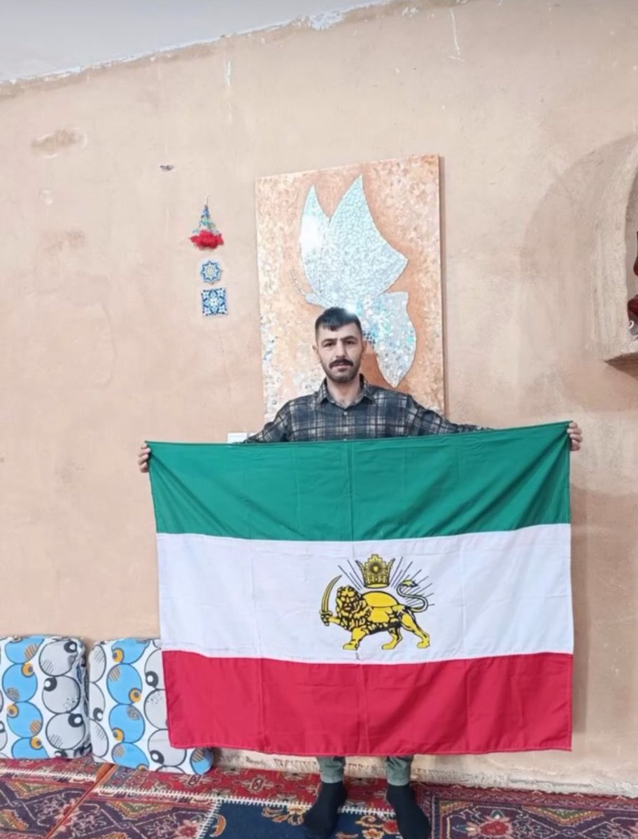 Sonofthebeach22's tweet image. همه هست و نیستش یک پرچم شیر و خورشید بود که تا پای جان ایستاد و براش جنگید. شرافت به مدل لپ‌تاپ نیست! #اوول_کورکور