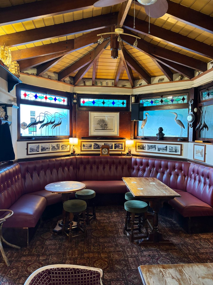 LondonPubMap's tweet image. They say, save the best to last. The Famous Royal Oak was an absolute belter. Proper oldschool decor, a laidback local atmosphere, friendly Landlady, cheap enough pints. Loved it. 
#northlondon #muswellhill #n10 #famousroyaloak