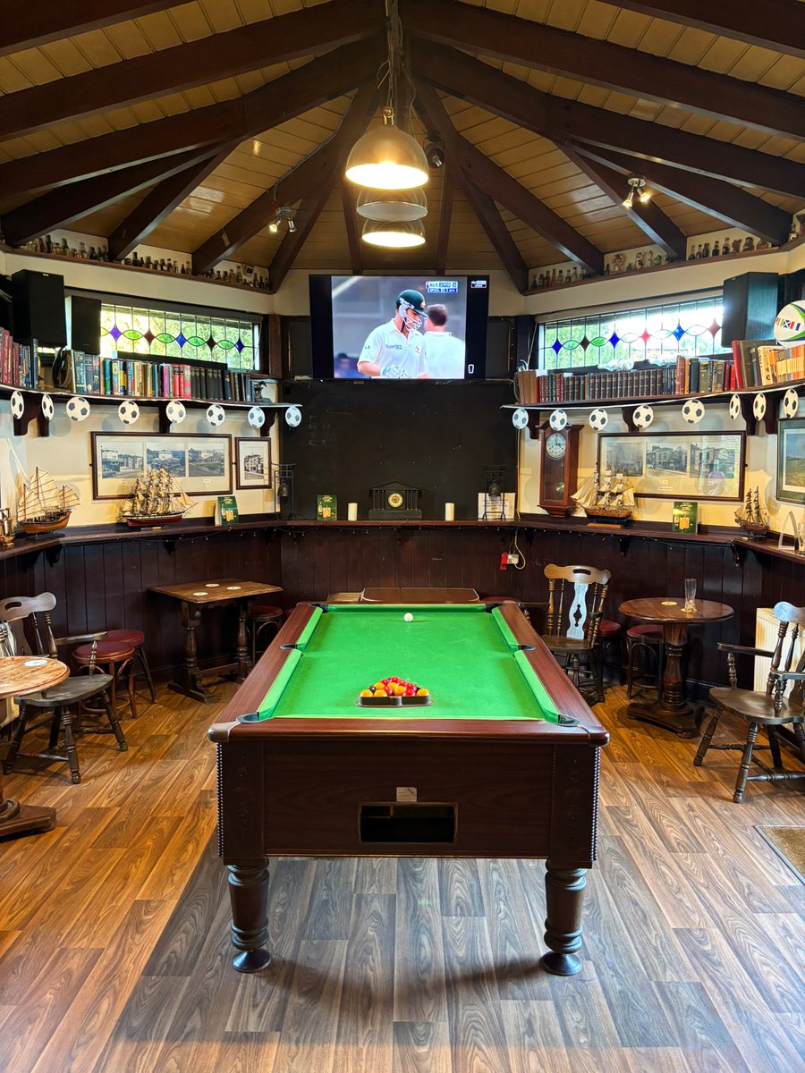 LondonPubMap's tweet image. They say, save the best to last. The Famous Royal Oak was an absolute belter. Proper oldschool decor, a laidback local atmosphere, friendly Landlady, cheap enough pints. Loved it. 
#northlondon #muswellhill #n10 #famousroyaloak