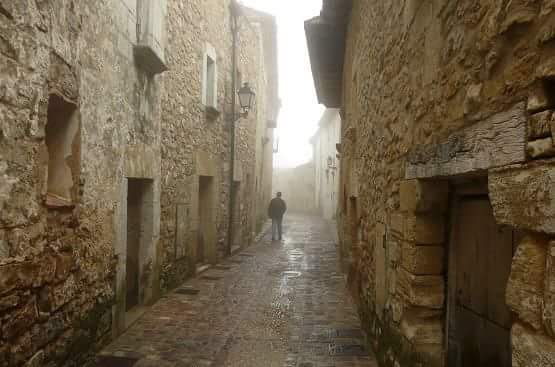 APRENDRE VALENCIÀ. CREAR EN VALENCIÀ. De xicotet, fins als deu o dotze anys, només parlava en castellà. Era la moda del moment. Milers de pares i mares de l’entorn de València (i d’altres zones) pensaven que el valencià no valia per a res. Per a què ensenyar-lo a filles i fills?