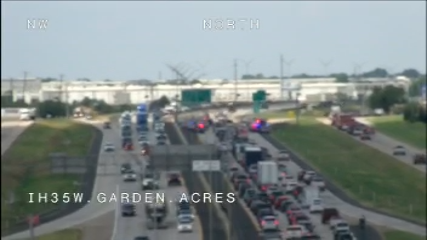 krldtraffic's tweet photo. #Crowley into #Everman: NB IH-35W @ Garden Acres a crash takes the 2 left lanes and right shoulder - backups from SH 174 @KRLD #KRLDTraffic #1080KRLD #trafficalert @TxDOTFortWorth #FWPD #Waze https://t.co/UUvG4aUbIn