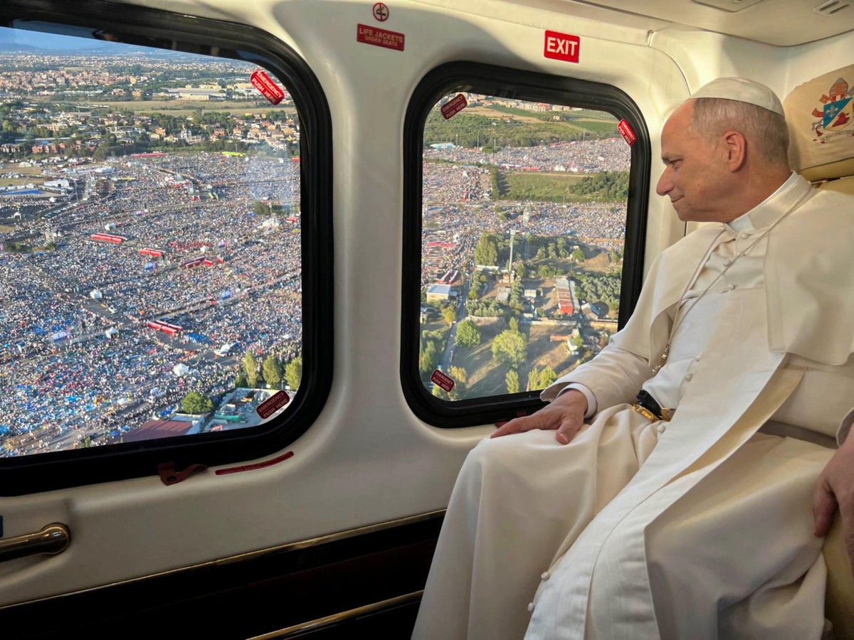 Vatican News (@vaticannews_fr) on Twitter photo Dans l'hélicoptère qui le transporte à Tor Vergata, <a href="/Pontifex_fr/">Pape Léon XIV</a> regarde l'immense foule rassemblée pour le jubilé des jeunes. Environ 800 000 personnes. Dans l'hélicoptère qui le transporte à Tor Vergata, <a href="/Pontifex_fr/">Pape Léon XIV</a> regarde l'immense foule rassemblée pour le jubilé des jeunes. Environ 800 000 personnes.