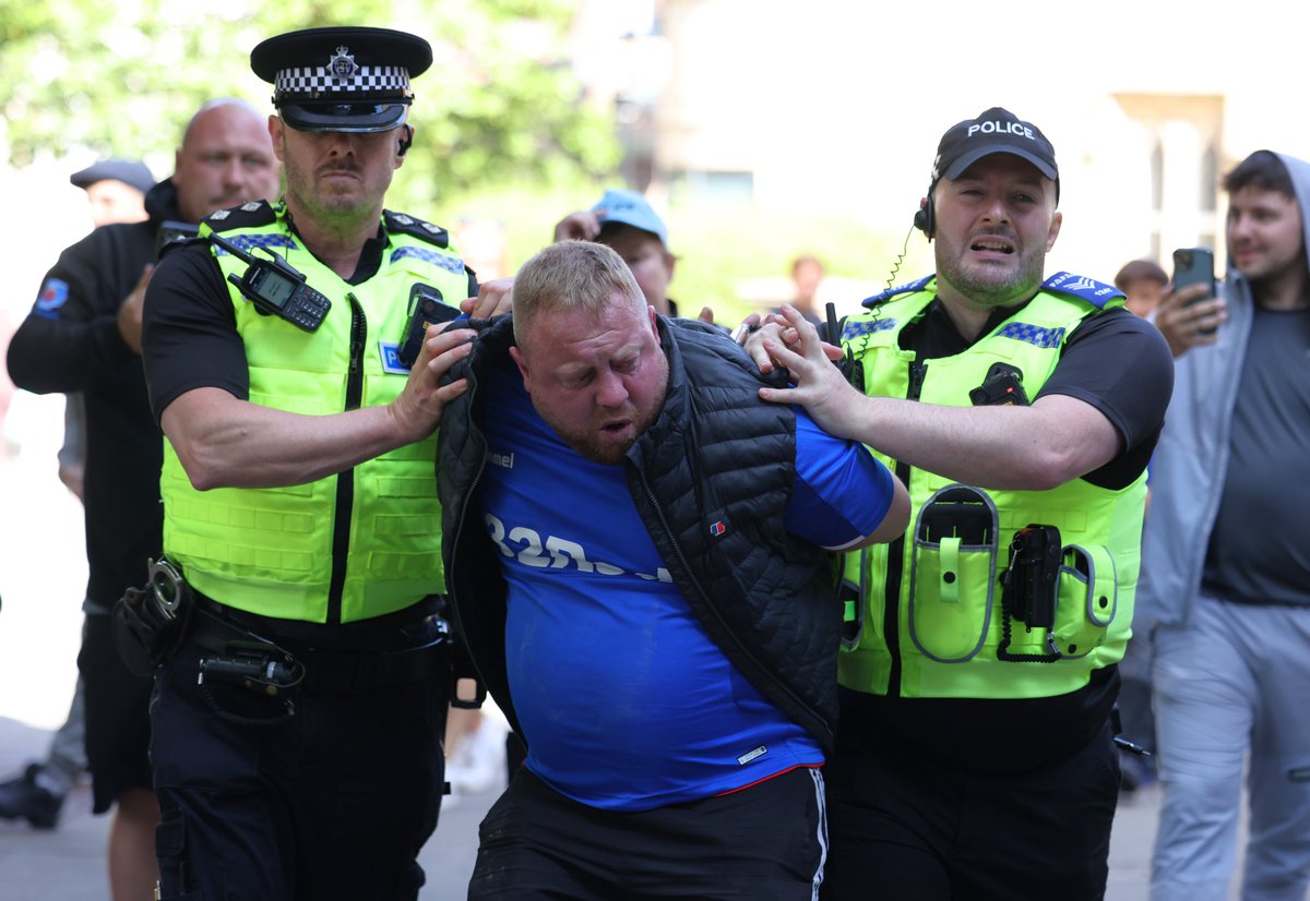 ConnorReachPLC's tweet image. Protesters and counter-protesters took to the streets in #Newcastle with wildly different perspectives on the use of hotels to house people seeking #asylum

@ChronicleLive #photojournalism #news