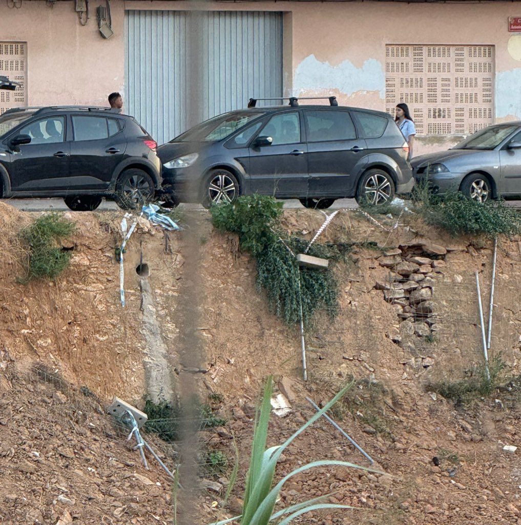 🔴ÚLTIMA HORA: un vehículo cae en el barranco en la calle Antonio Machado de Paiporta.

➡️La caída se ha producido en un tramo sin barreras de hormigón, en el que habían colocados 2 contenedores.

➡️Los 3 ocupantes del vehículo están heridos, y 1 ha sido evacuado en ambulancia.