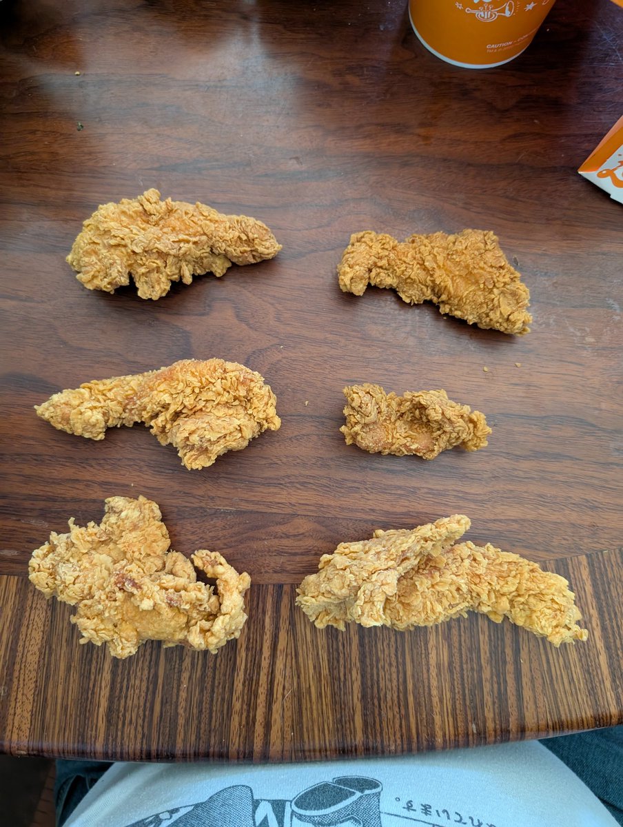 Peppermonkey's tweet image. So why do these dramatically different sized tenders all count as one tender? Hmm @Popeyes???
