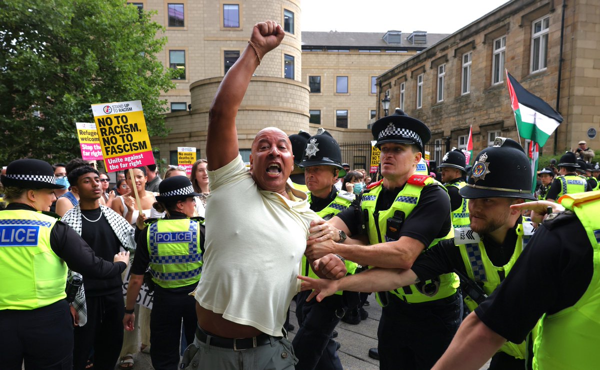 ConnorReachPLC's tweet image. Protesters and counter-protesters took to the streets in #Newcastle with wildly different perspectives on the use of hotels to house people seeking #asylum

@ChronicleLive #photojournalism #news
