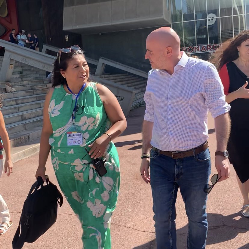 Celebramos hoy las fiestas patrias de Bolivia y su bicentenario, 200 años de orgullo rojo, amarillo y verde.

Ante los que amenazan con expulsiones y hablan de un vosotros y un nosotras, yo les digo que somos todos y todas el mismo pueblo. Los que pretenden dividirnos no lo van a