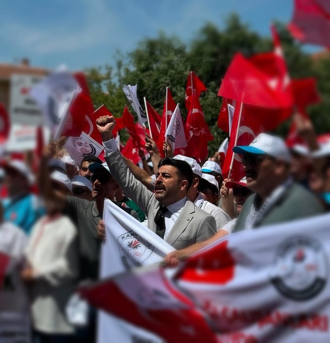 İbrahim Alan (@ibrahimalan06) on Twitter photo Yıllardır aynı oyun…
Yetkili sendika masaya oturuyor, sıfır kazanımla kalkıyor.
Sonra da bunu “başarı” diye anlatıyor!
Ama biz bu senaryoya boyun eğmeyeceğiz!
💥 Devlet Memurları Konfederasyonu Genel Başkanımız Sn. Osman Kaya <a href="/osmkya06/">Osman KAYA</a> liderliğinde:
•Masaya değil, sahaya Yıllardır aynı oyun…
Yetkili sendika masaya oturuyor, sıfır kazanımla kalkıyor.
Sonra da bunu “başarı” diye anlatıyor!
Ama biz bu senaryoya boyun eğmeyeceğiz!
💥 Devlet Memurları Konfederasyonu Genel Başkanımız Sn. Osman Kaya <a href="/osmkya06/">Osman KAYA</a> liderliğinde:
•Masaya değil, sahaya