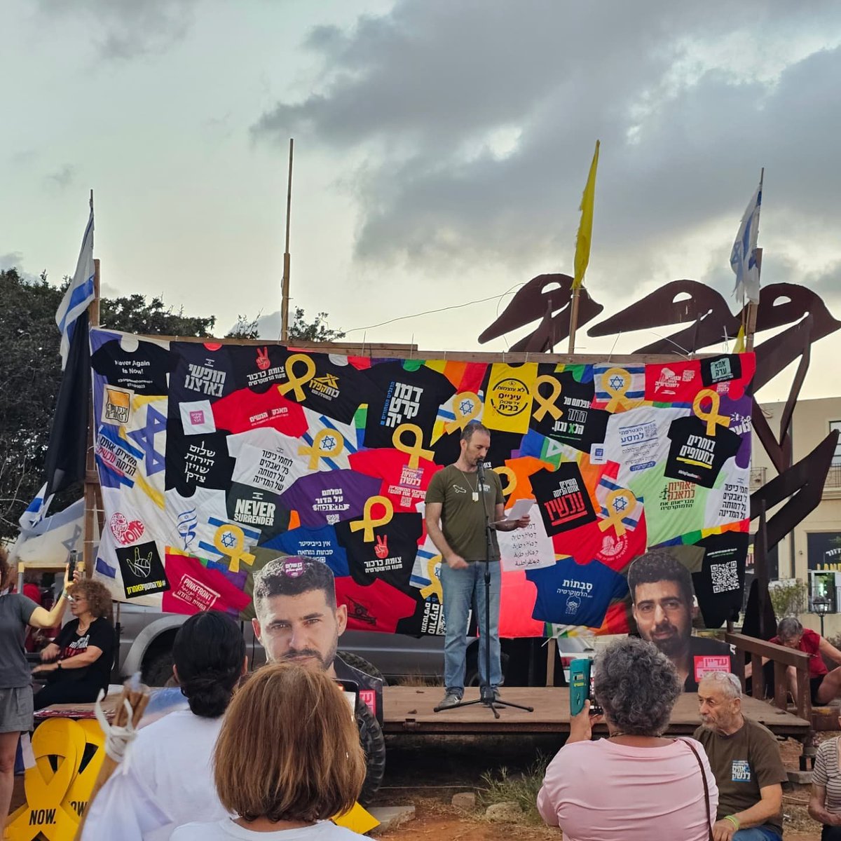 ערב ט באב, החורבן לא מאחורינו, הוא פה כבר 666 ימים.
50 מאחינו עדיין נמצאים בגיהינום של עזה
מדינה שלמה בטראומה ובפוסט טראומה והסוף לא נראה באופק.
ועדיין, אסור לנו לאבד תקווה, לוותר, לנרמל, להתרגל, אסור לנו לשכוח שפדיון שבויים וערבות הדדית הם מאבני היסוד של היהדות והישראליות 🎗️🇮🇱