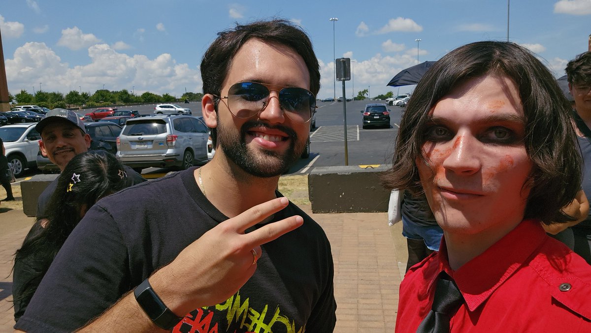 MacreadyWolf's tweet photo. Just met wendigoon in line for my chemical romance https://t.co/BLT98ZewF6
