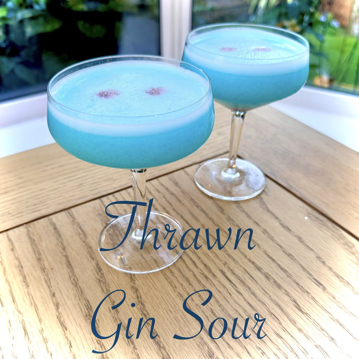 j50nsy's tweet photo. Thrawn Gin Sour 💙🍸

Serves 2

4oz Gin
1.5oz Cointreau
1oz Blue Curaçao
1.5oz Lime Juice
0.5 Sugar Syrup
0.75oz Egg white

Dry shake all ingredients, add ice &amp; shake again. Double strain into coupe glasses. Garnish with 2 drops of grenadine
#cocktails #mixology @LarsMickelsson https://t.co/8PxvBVAqYg