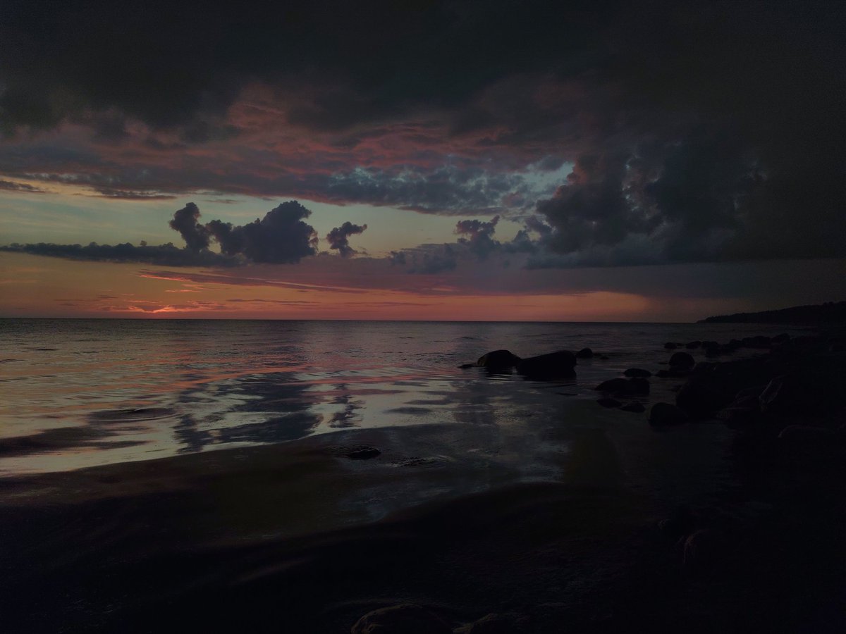 Šonedēļ ne dienu bez lietus. Pa dienu saule cepina, vakarā atspirdzinošs un vējains gāziens un temperatūras kritiens no ~25 uz ~18°C. Toties saulriets krāsains.