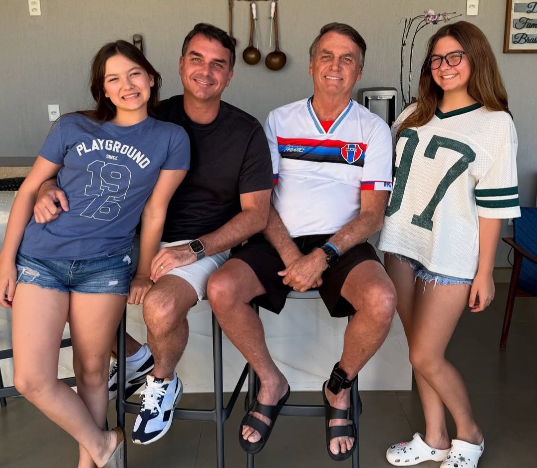 PATRl0TA's tweet photo. Bolsonaro passa o sábado em família. https://t.co/GqCPDV0DYX