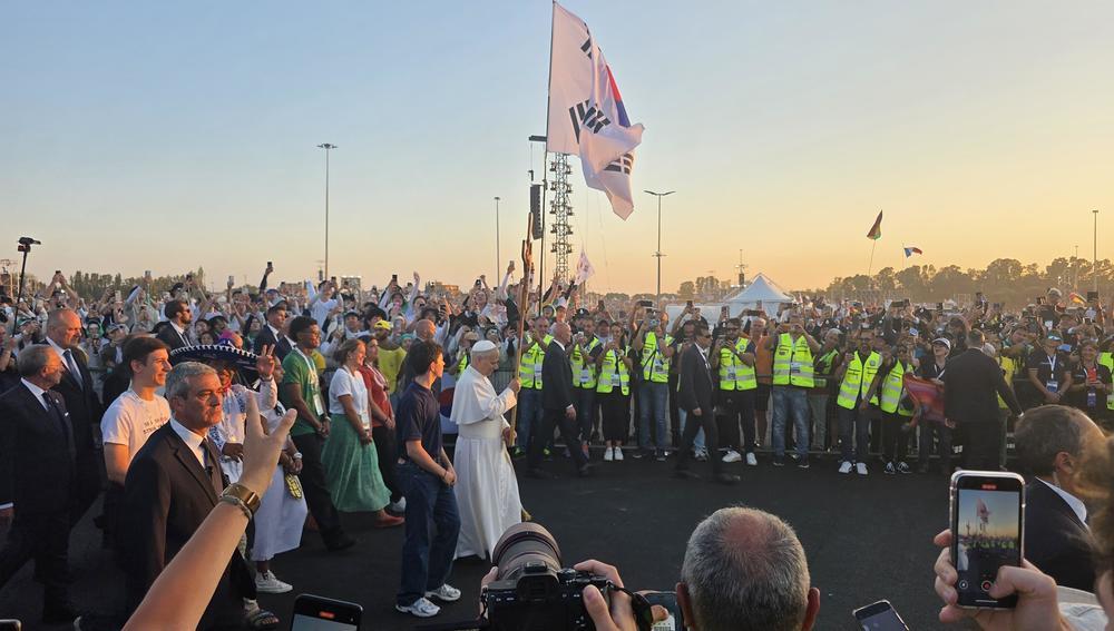 Emotionaler Höhepunkt des Jubiläums der Jugend in Rom: Papst ermutigt eine Million Jugendliche bei großer Gebetsvigil von Tor Vergata zu klaren Lebensentscheidungen, von Wahrheit geprägten Freundschaften und kritischem Umgang mit Medien: kathpress.at/goto/meldung/2…
