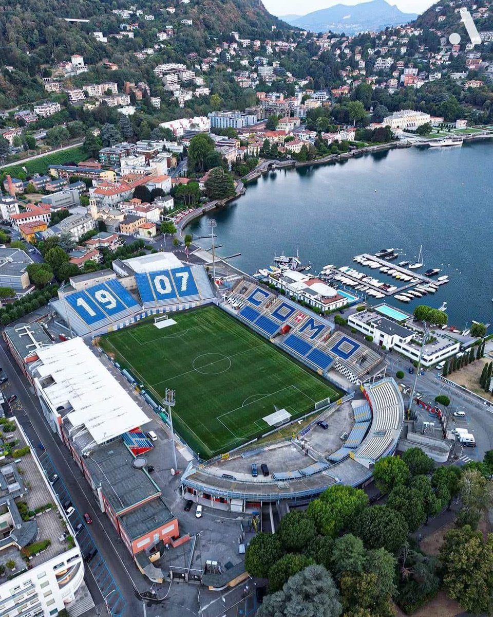 🏟️ Giuseppe Sinigaglia Stadyumu
📍 Como, İtalya
🌊 Muhteşem Como Gölü manzarasıyla dünyadaki en güzel konumlardan biri.

⚽ Ev sahibi: Como 1907
👥 Kapasite: 13.602

Tarihi, doğası ve mimarisiyle adeta bir futbol mabedi. 🇮🇹💙
#Como #StadioSinigaglia #FutbolCenneti