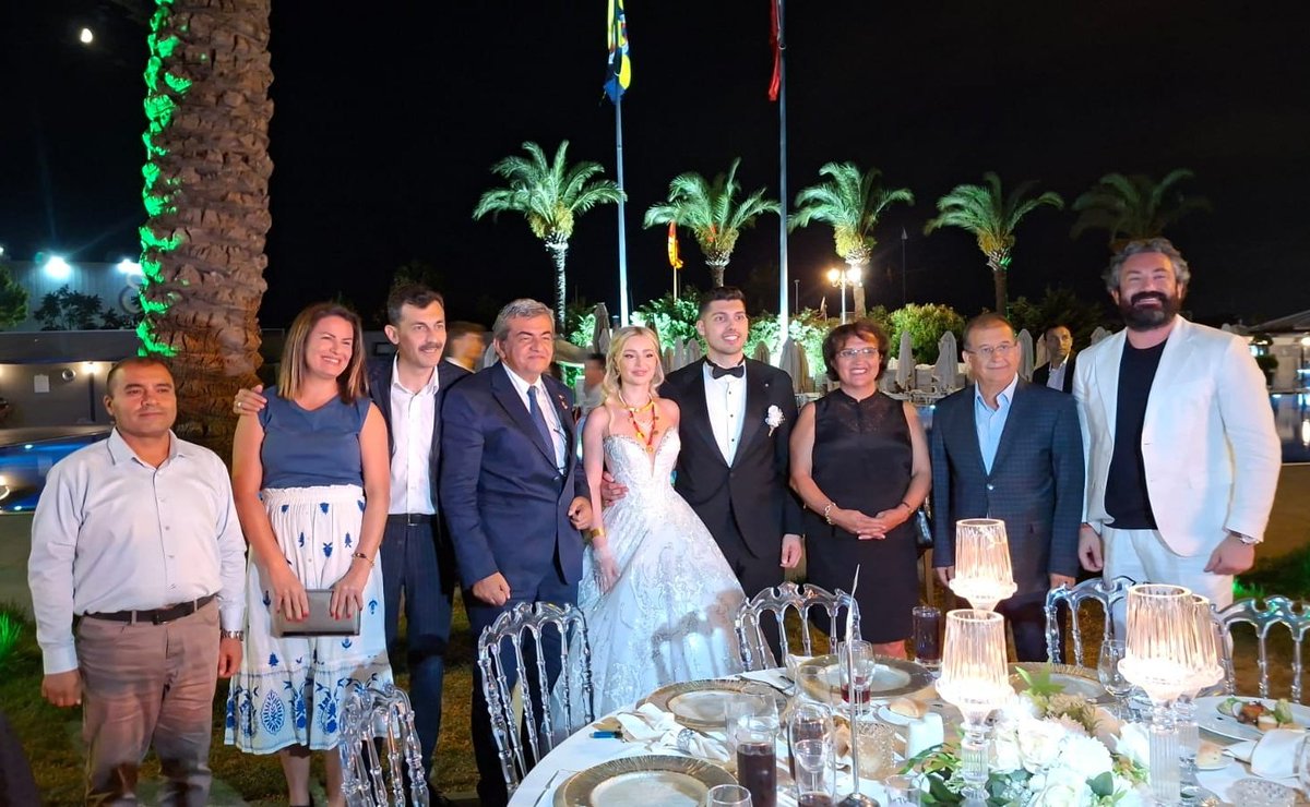 Partimizin Genel İdare Kurulu Üyesi, kıymetli yol arkadaşımız Akın GÜRKAN'ın kızı Ece ile Kuzay'ın düğün merasimine katıldık. Bir ömür mutluluklar dileriz.