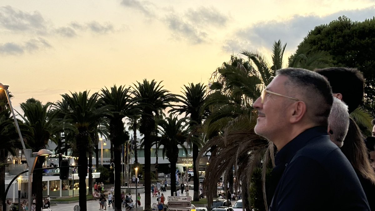 Empresa (@empresacat) on Twitter photo 📌 Nits Daurades de #Salou
El pregó d’enguany ha anat a càrrec del <a href="/ConsellerSamper/">Miquel Sàmper</a> que també ha estat l’encarregat de fer l’encesa de la traca d’inici de la festa major.
L’alcalde de l’<a href="/AjuntamentSalou/">Ajuntament de Salou</a> <a href="/PereGranados/">Pere Granados</a> li ha lliurat la placa commemorativa.
#ElGovernDeTothom 📌 Nits Daurades de #Salou
El pregó d’enguany ha anat a càrrec del <a href="/ConsellerSamper/">Miquel Sàmper</a> que també ha estat l’encarregat de fer l’encesa de la traca d’inici de la festa major.
L’alcalde de l’<a href="/AjuntamentSalou/">Ajuntament de Salou</a> <a href="/PereGranados/">Pere Granados</a> li ha lliurat la placa commemorativa.
#ElGovernDeTothom