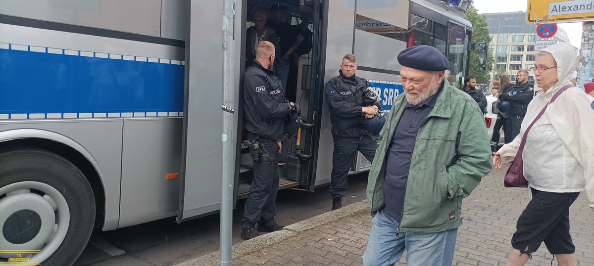 Der Adenauer +wurde von der heutigen Demonstration gegen die Nazis gegen die Querdenker ausgeschlossen von der Berliner Polizei was nimmt sich eigentlich die Berliner Polizei raus Schande 
#b0208