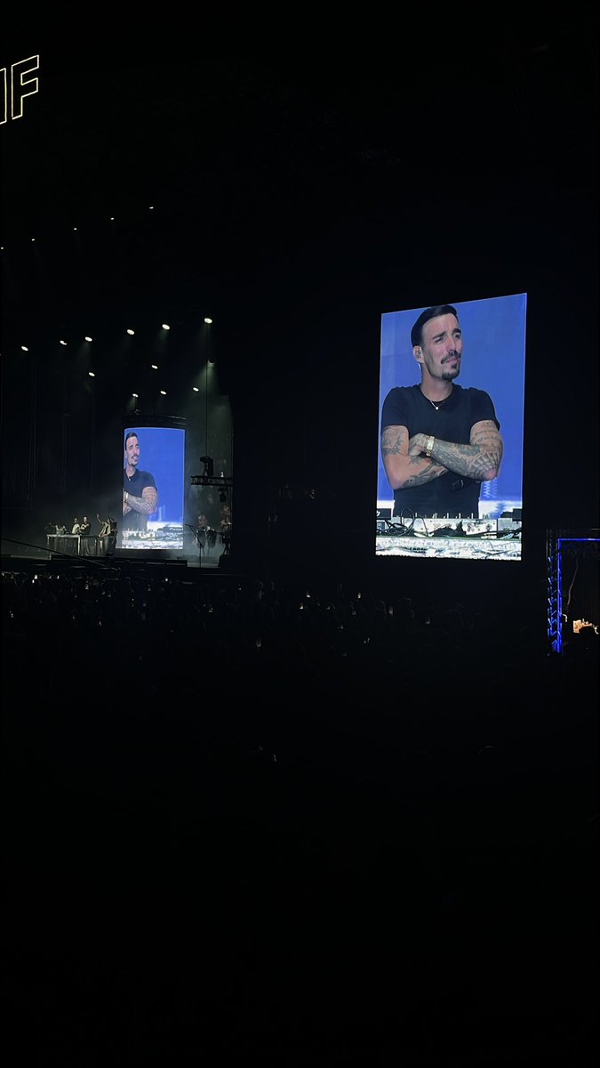 silkyfall's tweet photo. Oficialmente vi en vivo a unos de mis cantantes favoritos de toda la vida, gracias a mi pareja, con él lo he disfrutado el doble💛 https://t.co/Pg0LUZqT9q